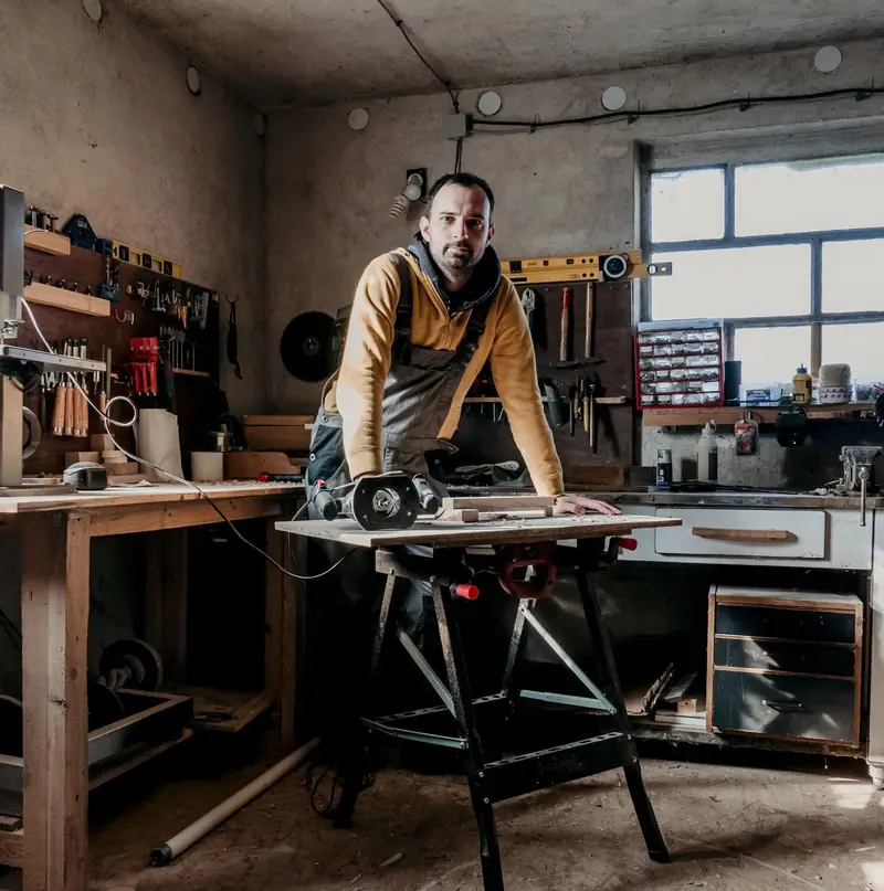 Artisan menuisier dans son atelier