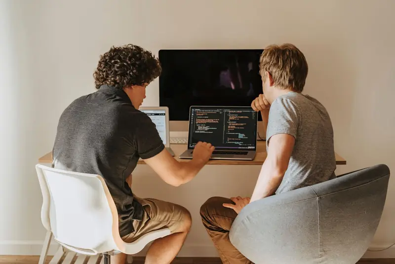 Deux développeurs travaillant ensemble sur du code