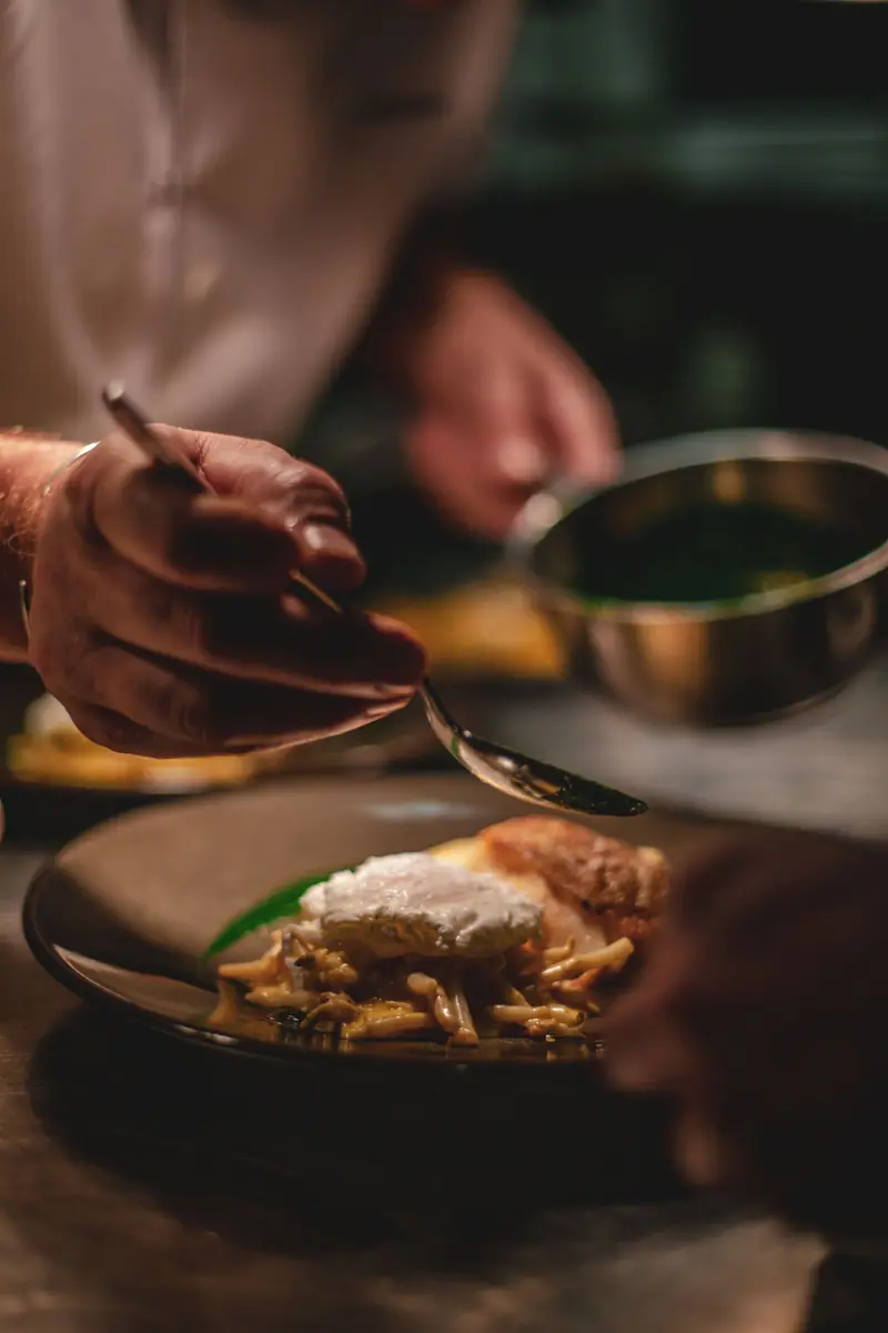 Chef dressant une assiette en cuisine