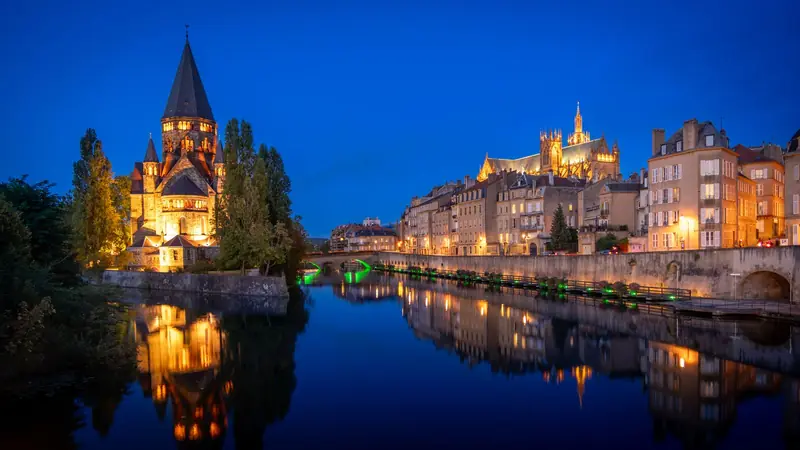 Le Temple Neuf de Metz illuminé, reflété dans la Moselle