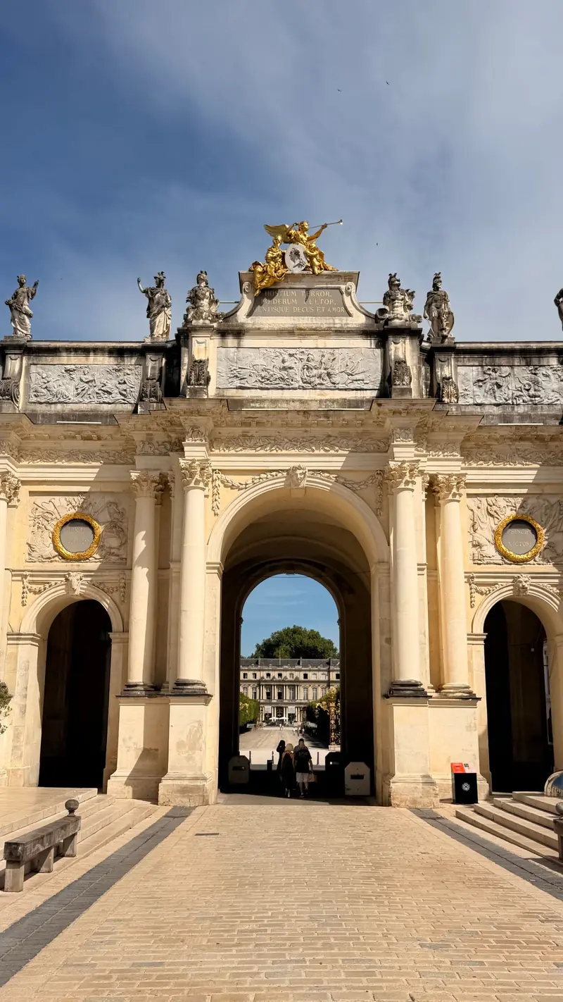 L'Arc Héré à Nancy sous un ciel bleu