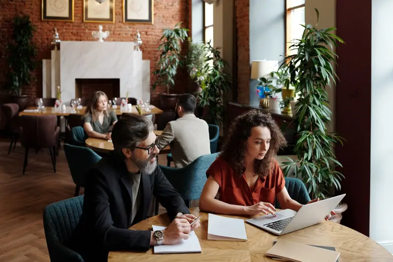 Rendez-vous de travail autour d'un ordinateur portable